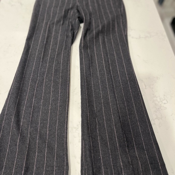 THEORY Grey Wide Pink Pinstripe suit. Size 0 - Picture 6 of 11